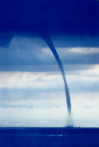 �ߔe��`�ߊC�ɔ�������Waterspout